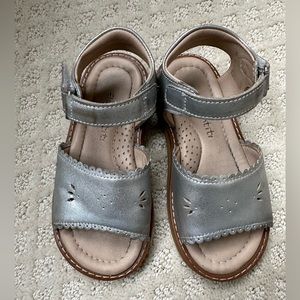 Elephantito classic scalloped leather girls sandal in metallic silver US size 9